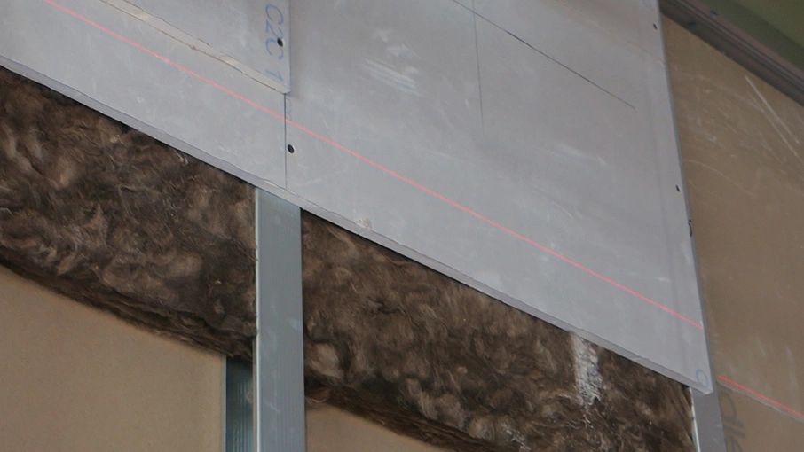 Een metal stud wand afwerken met gipsplaat