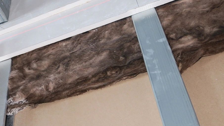 isolatiemateriaal tussen metal stud profielen plaatsen