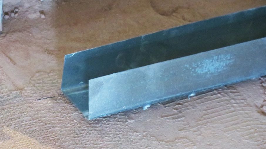 Metal Stud ligger vastschroeven