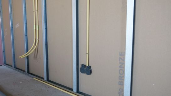 Stap 6 | Verwerk de elektra in je metal stud constructie